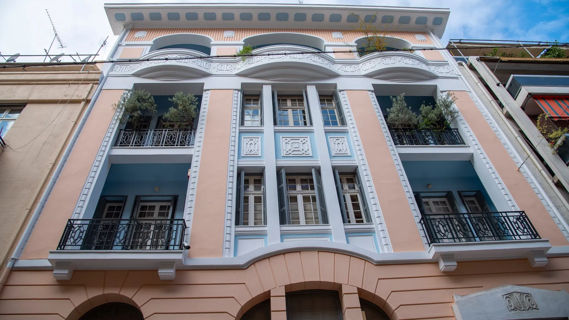 Athens Architecture as a Field Experience: A University Walk Through Neoclassical, Interwar and Postwar Layers